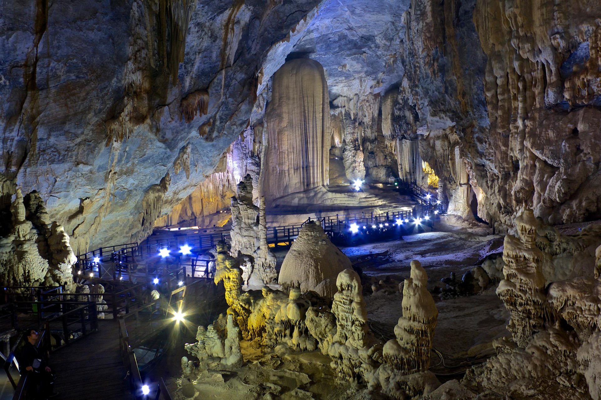 FULL DAY GROUP TOUR: VISIT PARADISE CAVE FROM HUE CITY